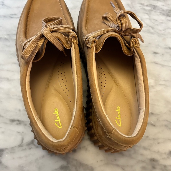 Clarks Torhill Bee Tan Shoes - Picture 4 of 9